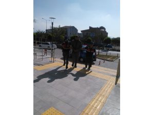 Çaldıkları bakır malzemeleri satarken kameraya yakalandılar
