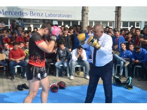 Yüzlerce öğrenciye gösteri yapıldı