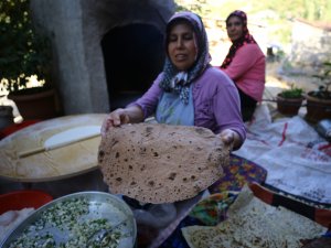 Ekmeğini "armut unu"ndan çıkarıyor