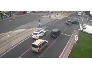 Kırmızı ışıkta geçen araç kazaya neden oldu