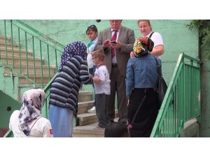 Kafası okul merdivenlerinin korkuluklarına sıkışan öğrenciyi itfaiye kurtardı