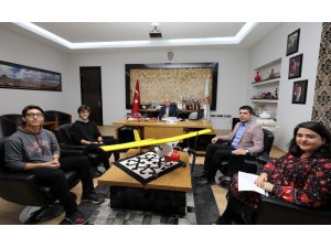 TEKNOFEST’e katılan Dumlupınar Bilim ve Sanat Merkezi takımından Başkan Çoban’a ziyaret