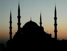 Gardaşlar ezan sesini kesti