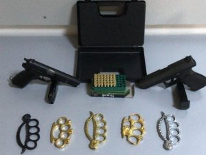 Av bayisi sahibi 2 adet ruhsatsız tabancayla yakalandı
