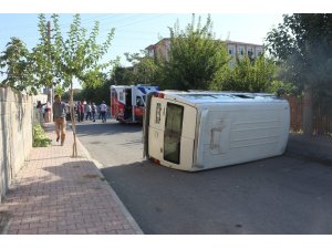Otomobille çarpışan minibüs devrildi: 2 Yaralı