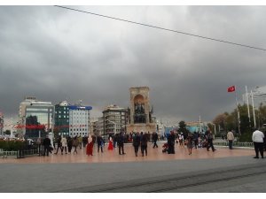 Taksim’de sağanak yağış etkili oldu