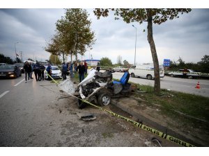 Ağaca çarpan otomobil ikiye bölündü: 1 ölü, 1 yaralı