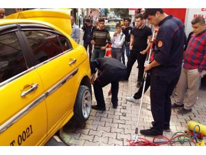 Elazığ'da taksinin bagajındaki yılanı itfaiye çıkardı