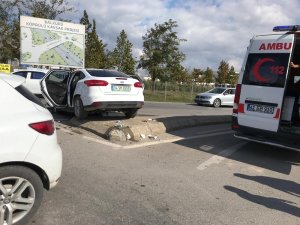 Otomobiller kavşakta çarpıştı: 2 yaralı