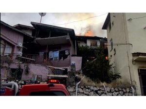 Yanan ahşap evden yükselen dumanlar şehri kapladı