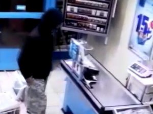 Bıçakla soygun girişiminde bulunan genç vatandaşlardan kaçamadı