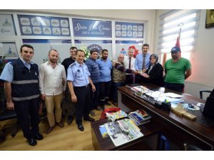 Temizlik işçileri, buldukları yaklaşık 30 bin TL değerindeki para ve ziynet eşyasını sahibine teslim etti
