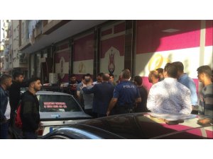 Yolda yürüyen kadını videoya alan şahsa linç girişimi
