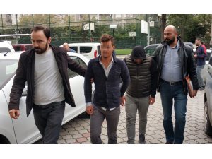 Camları kırıp araçlardan hırsızlık yapan 2 zanlı yakalandı