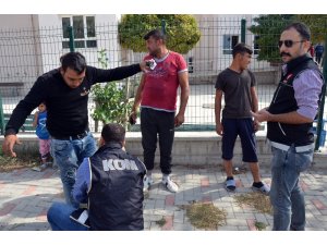 Denizli’de polis ekipleri okul önlerinde denetim yaptı