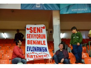 Şampiyonlar Ligi maçında evlenme teklif etti