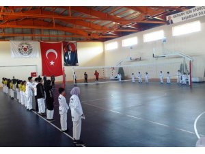 Sporcular anneleri ile idman yaptı