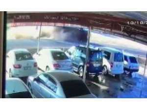Polisleri taşıyan midibüsün devrilme anı kamerada