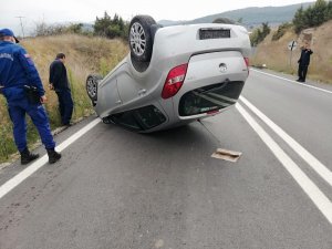 Direksiyon hakimiyetini kaybetti, takla atan otomobilinde yaralandı