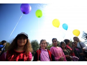 Rengarenk dilek balonlarını gökyüzüne bıraktılar