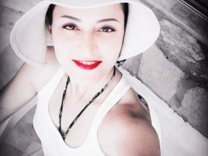 Genç türkücü evinde ölü bulundu