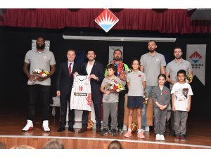 Basketbolcular öğrencilerle buluştu