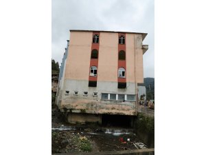 Rize'de altından dere geçen binanın yıkımına başlandı