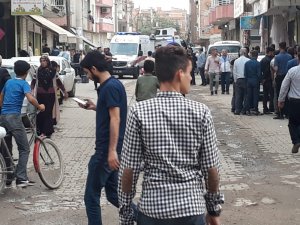 Diyarbakır’ın Bismil ilçesinde esnaf arasında henüz belirlenemeyen bir nedenle başlayan tartışma silahlı kavgaya dönüştü. Olayda, ilk belirlemelere göre, 2’si ağır 4 kişi yaralandı. Olay yerine çok sayıda polis ve ambulans s