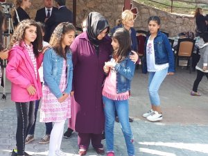 Bakan Selçuk kız çocuklarıyla bir araya geldi