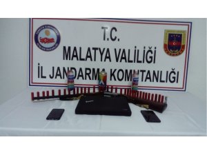 Terör örgütü propagandası yapan 2 kişi yakalandı