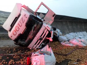 Avanos'ta patates yüklü tır devrildi: 1 yaralı