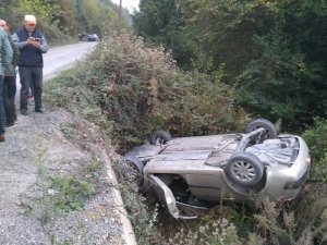 Direksiyon hakimiyeti kaybolan otomobil ormana uçtu