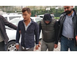Araçların camlarını kırıp hırsızlık yapan 2 kişi tutuklandı
