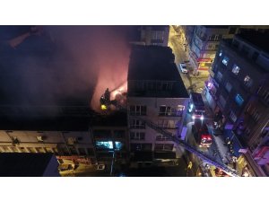 Eminönü’nde hanın çatısında çıkan yangın drone ile görüntülendi
