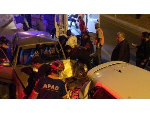 Hızını alamayan sürücü otomobile çarptı: 2 yaralı