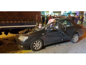 Otomobil tırın altına girdi: 1 ölü, 1 yaralı