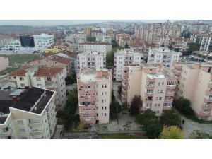 Çökme tehlikesiyle tahliye edilen 6 katlı apartman havadan görüntülendi