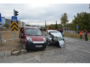 Ticari araçla otomobil çarpıştı: 1’i ağır 3 yaralı