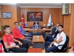 Şampiyon Triatloncular Müdür Arıcıoğlu’nu ziyaret etti