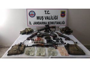 Etkisiz hale getirilen teröristlerin üzerinden dolar çıktı