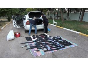 Uşak girişinde durdurulan bir araç cephanelik gibi çıktı