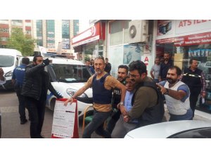 Pencereden dışarıya rastgele ateş eden şahsın iş yerine operasyon düzenlendi