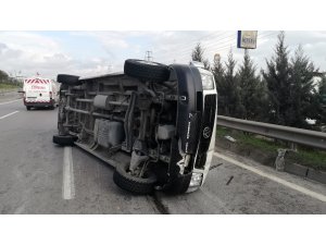 Kontrolden çıkan işçi servisi devrildi: 8 yaralı