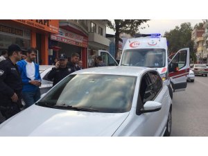Arabasında uyuyakalan sürücüyü polisler uyandıramayınca 112’den yardım istendi