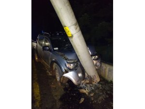 Elektrik direğine çarpan kamyonet sürücüsü kazadan burnu kanamadan kurtuldu