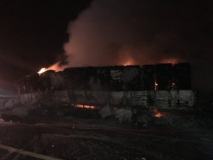 Tem otoyolunda elyaf yüklü tır cayır cayır yandı