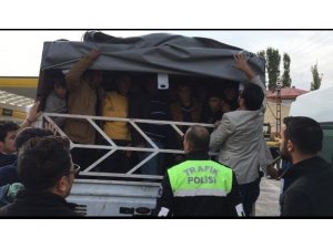 Kamyonetin kasasında 57 yabancı uyruklu kaçak şahıs yakalandı