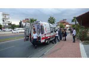 Manavgat’ta otomobil palmiyeye çarptı: 1 yaralı