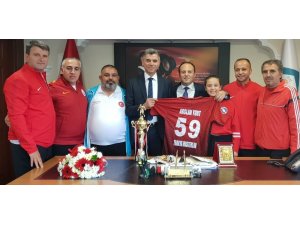 Dünya Veteranlar Şampiyonası’nın en değerli oyuncusu ödülü Tekirdağ’a