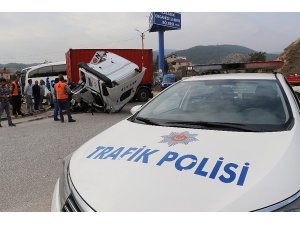 2 tır çarpıştı: 3 yaralı